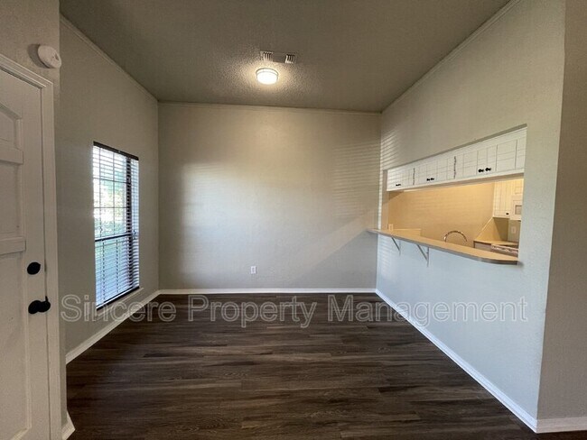 Building Photo - 2121 Lonnie Ln