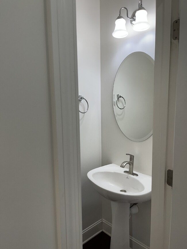 Building Photo - "Charming 4-Bed Gem with Guest Suite & Mod...