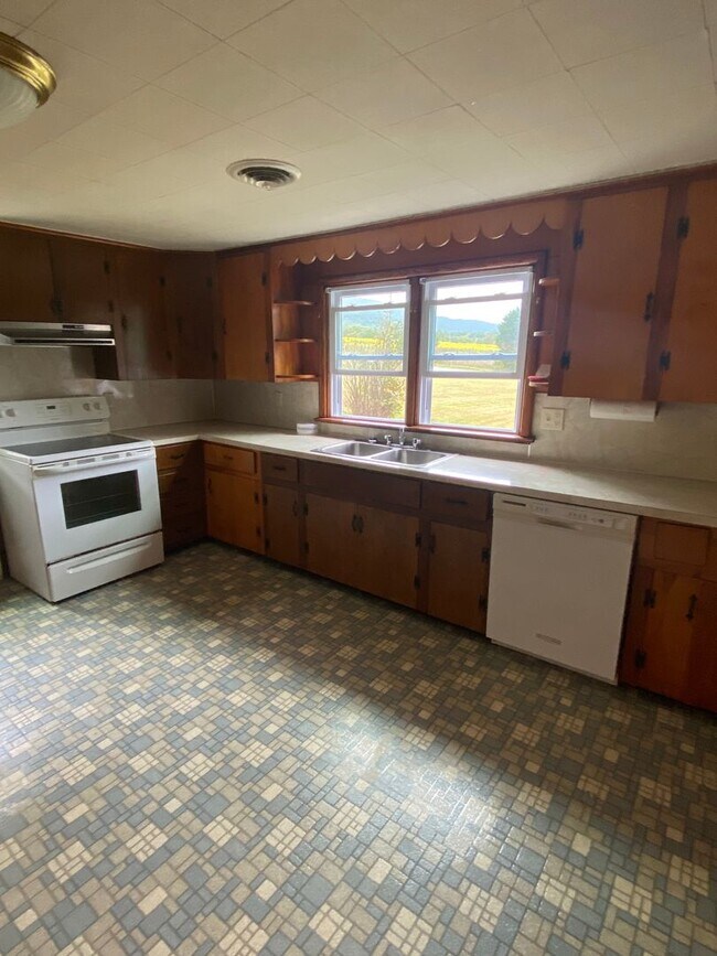 Building Photo - 20433 Amberson Rd