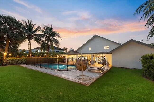 Building Photo - 413 Holiday Dr