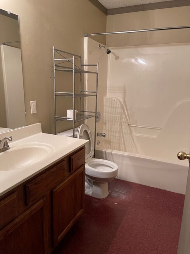 Building Photo - 1702-1704 N. Lewis Ave