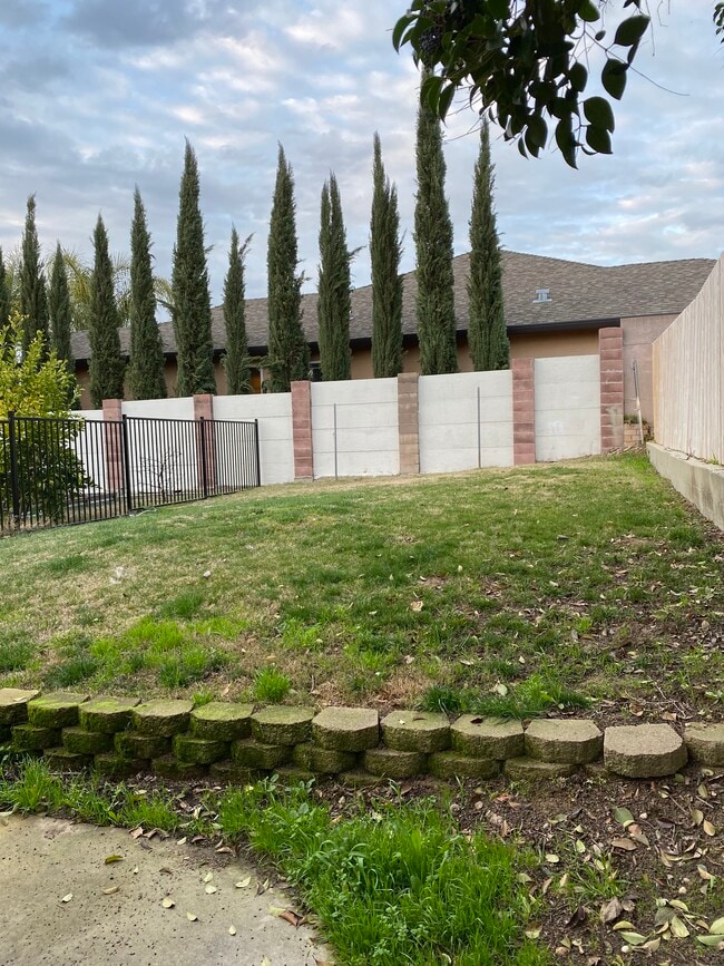 Building Photo - 8517 Oak Ave