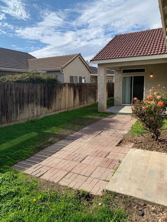 Building Photo - 4 Bedroom 2 Bath Home Available Now!