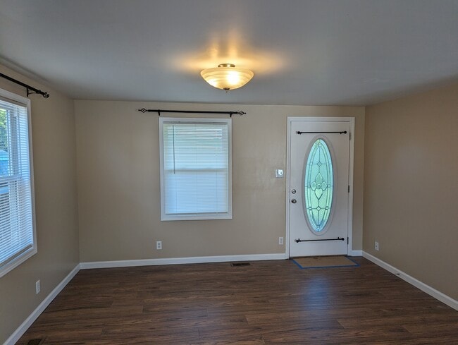 Building Photo - 613 Cusick Rd