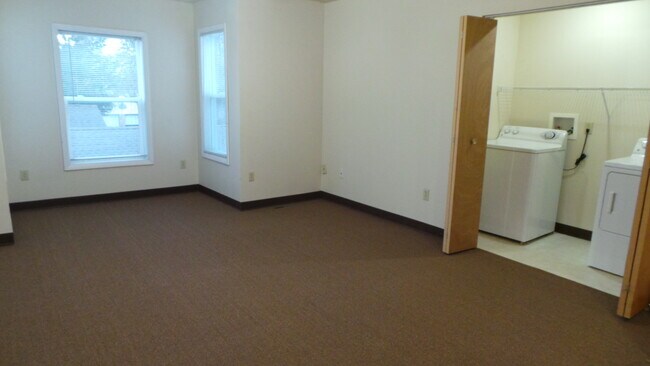 Washing machine in unit - 154 S Franklin St