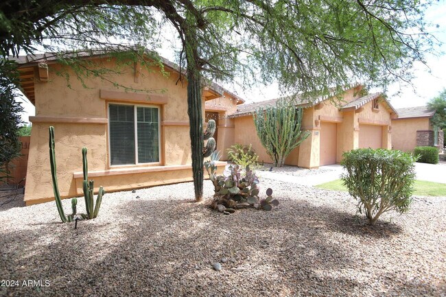 Building Photo - 2006 E San Carlos Pl