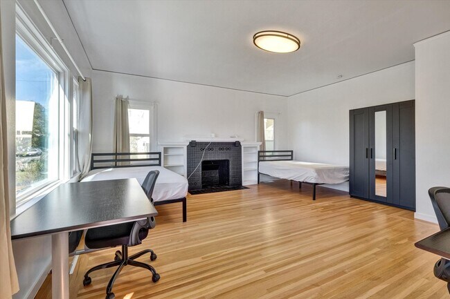 Building Photo - Furnished 3-Bedroom Apartment for 5 – Shared Living College Ave!