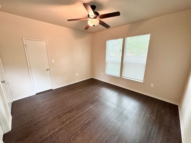 Building Photo - Updated 4 Bed 2.5 Bath Home - Close to TWU!