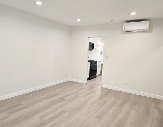 Building Photo - Newly Renovated 1Bed 1Bath