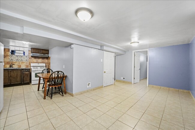 Building Photo - 7820 S Sawyer Ave