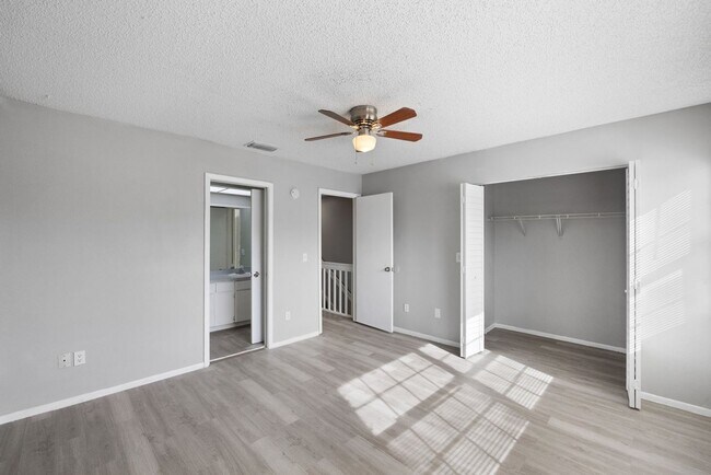Building Photo - ***CUTE! Largo Townhome NOW *** 2 Bed. 1&1...