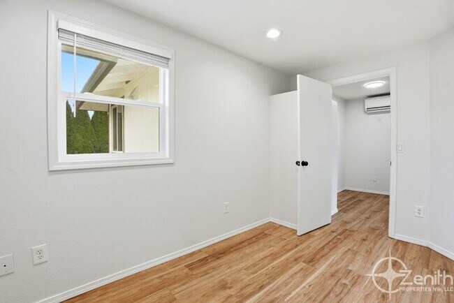 Building Photo - 13801 NE 40th St