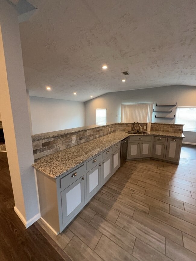 Building Photo - 306 Flora Vista Dr