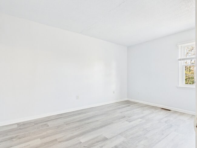 Building Photo - 8811 Hunter Ridge Dr