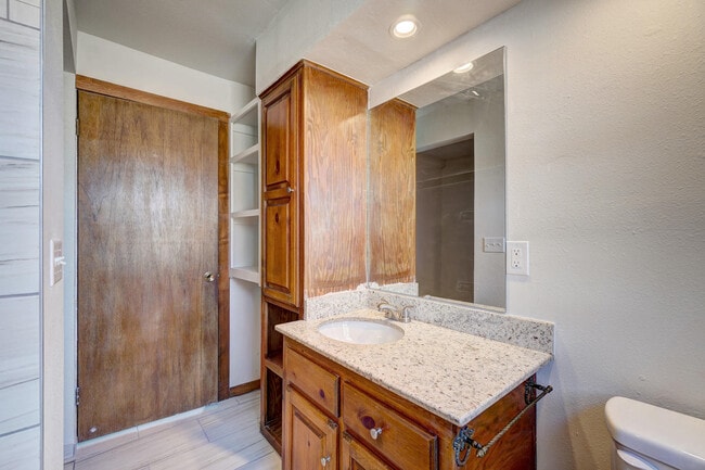 Building Photo - Beautiful 2 bed Ranch style home on 5 acres!