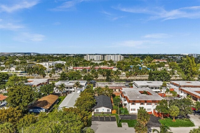 Building Photo - 329 SW 1st Ct