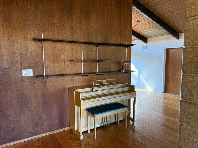 Building Photo - Desirable St Francis Neighborhood