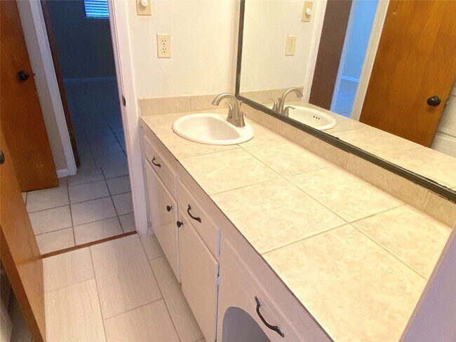 Building Photo - 10122 Shadow Wood Dr