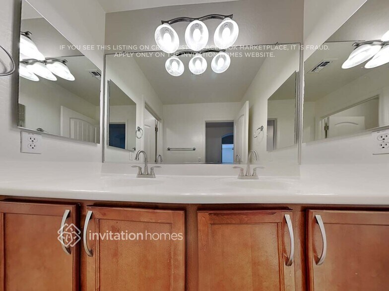 Building Photo - 1405 S Moccasin Trail