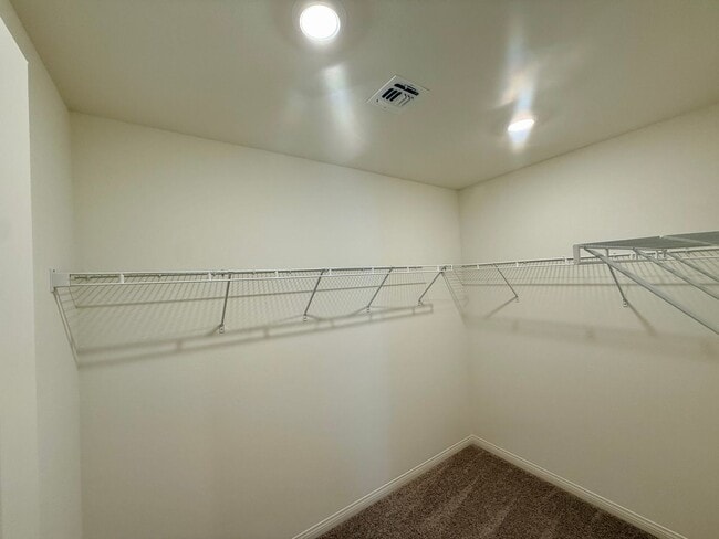 Building Photo - Modern 3BR Home - Prime Location