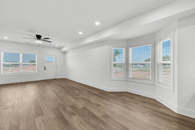 Building Photo - 358 Front Rdg Cir