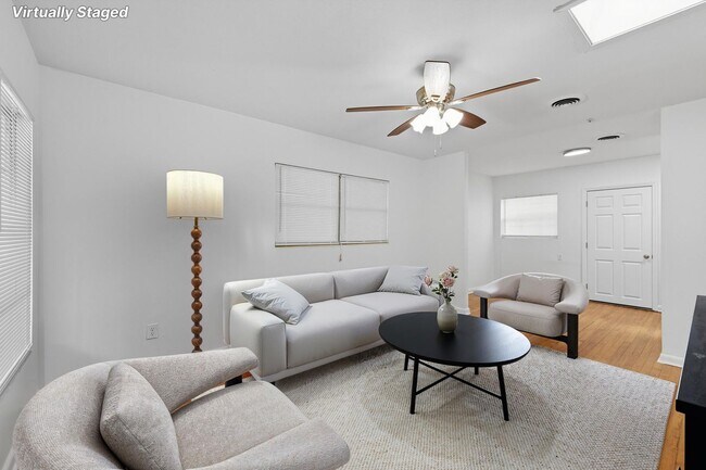 Building Photo - 1901 Dahlia Dr