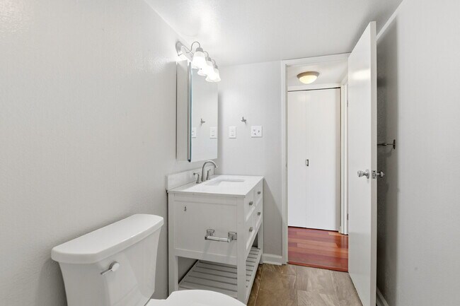 Building Photo - $2,345.95 - 2 Bed, 2 Bath Condo in Denver with Central AC!