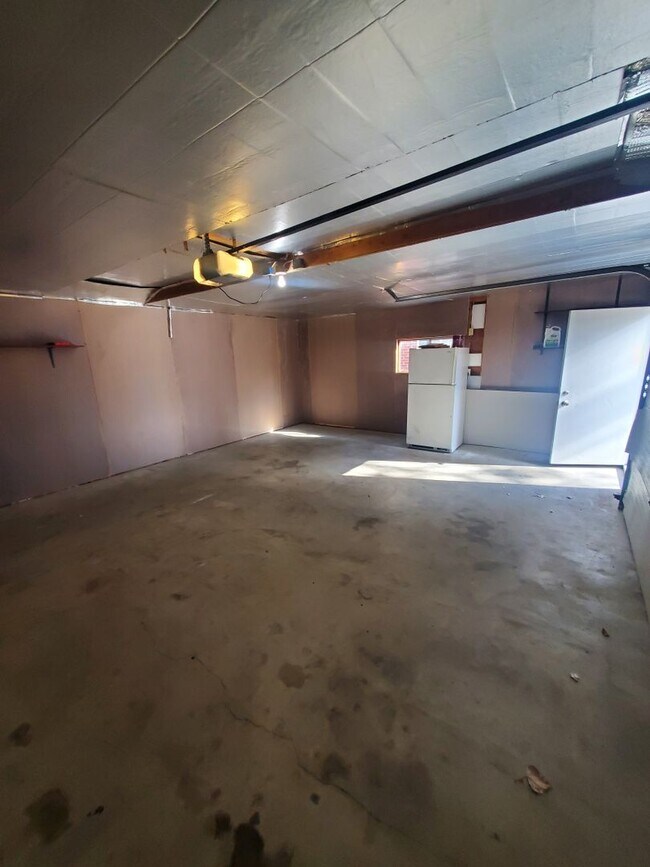 Building Photo - Spacious Ranch Style 4 BR Available in Aug...