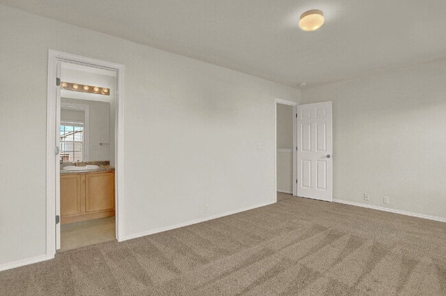 Building Photo - Updated 2-Bed Townhome Just Minutes from F...