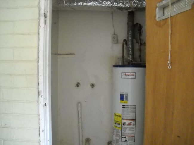 Building Photo - Cute House in Town