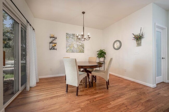Building Photo - 4220 Ravenna Pl