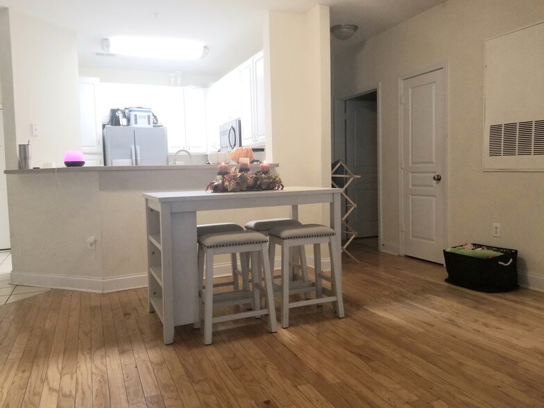 Building Photo - 2021 Basildon Rd