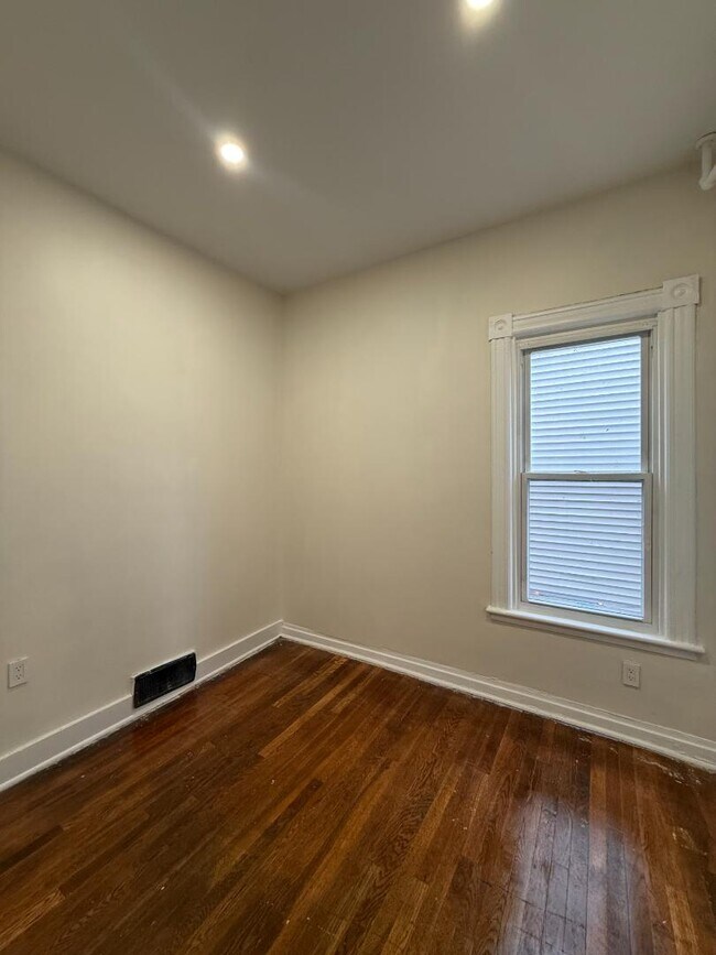 Building Photo - 161 6th Ave