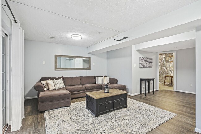 Building Photo - Bright & Spacious 3-Bedroom, 2 Full & 2 Half Bath in New Market