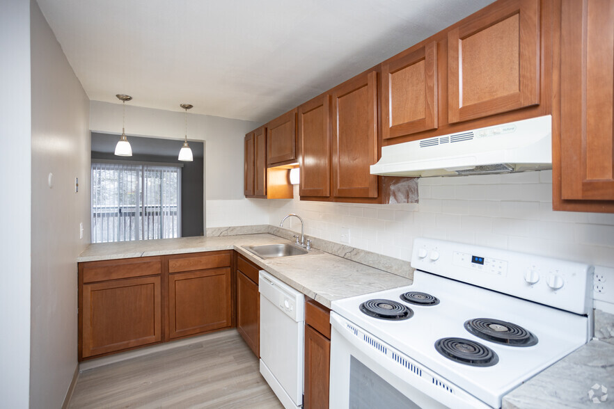 2BR, 1BA - 837SF - Kingswood Garden