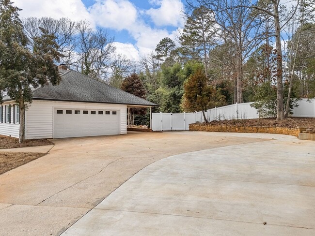 Building Photo - Luxury Living Awaits in this 6 Bedroom, 5 Bathroom Home – Elegant Comfort in a Prime Location