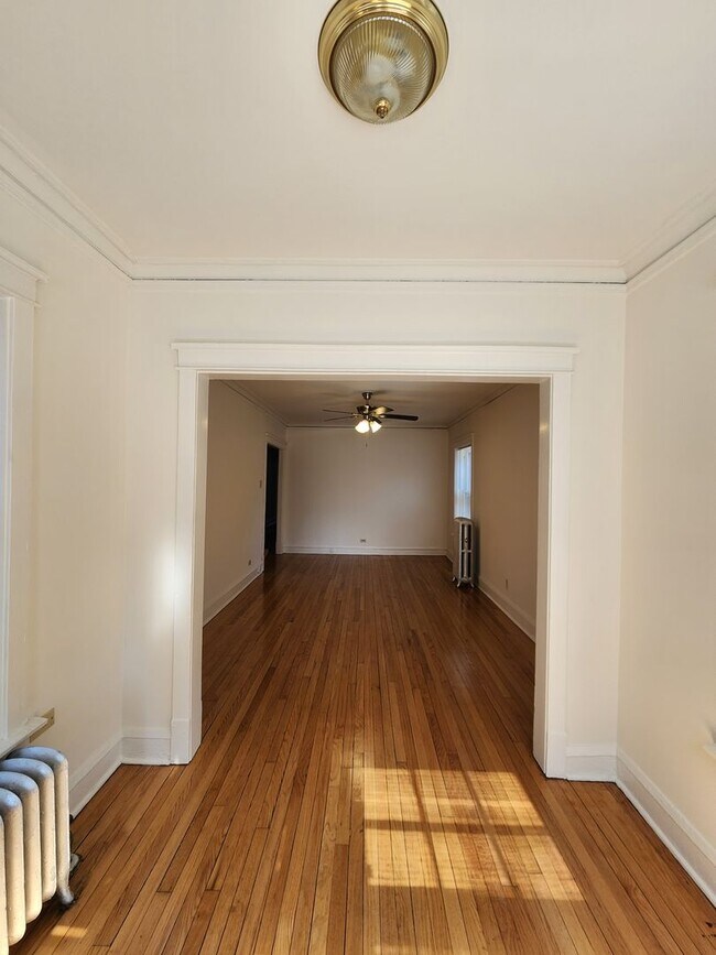 Building Photo - 3348-1 W Sunnyside 1bed/1bath