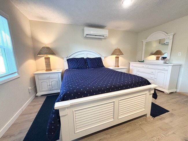 Building Photo - CALLING ALL SNOWBIRDS! Fully furnished apartment!