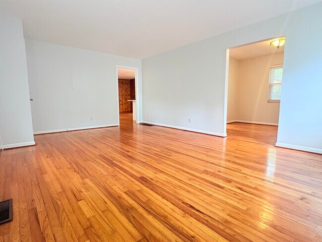 Building Photo - 1504 Sunset Ln