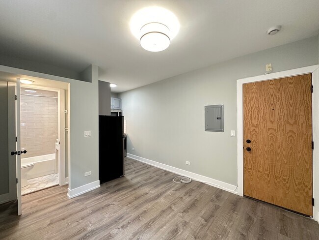 Building Photo - 510 W Belmont Ave