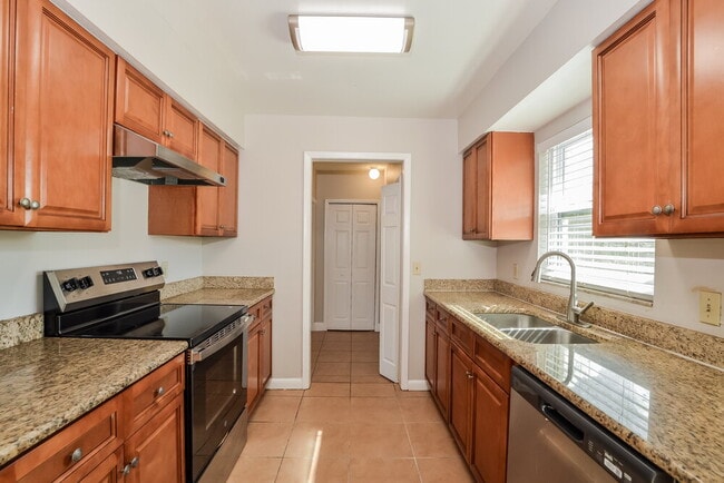 Building Photo - 206 Yale Dr