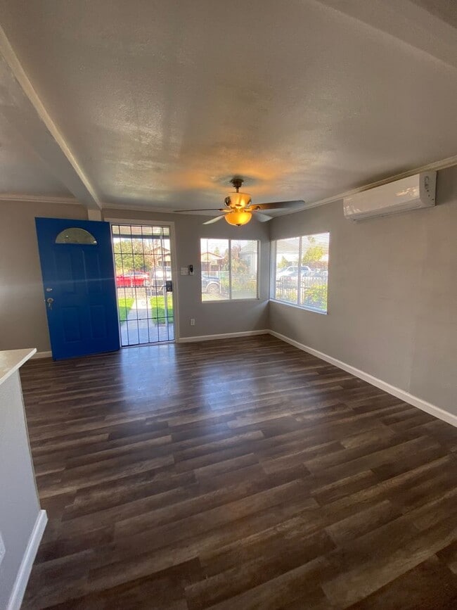 Building Photo - 3841