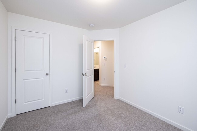 Building Photo - Charming 3-Bedroom End Unit Townhome Near Jack Alexander Blvd - APRIL MOVE IN SPECIAL