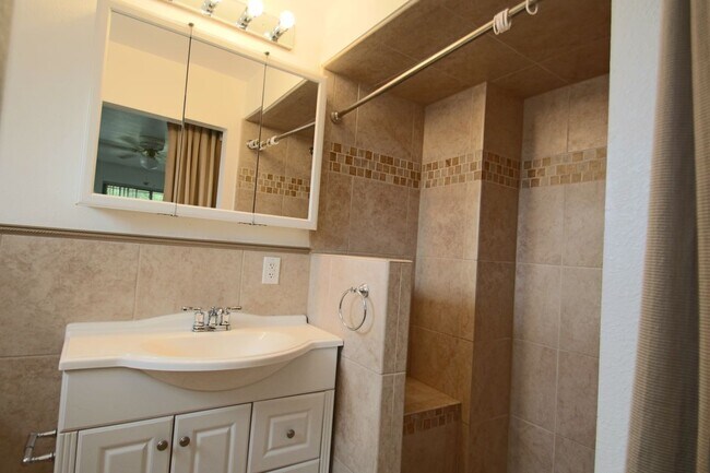 Building Photo - 2565 Willow Ln