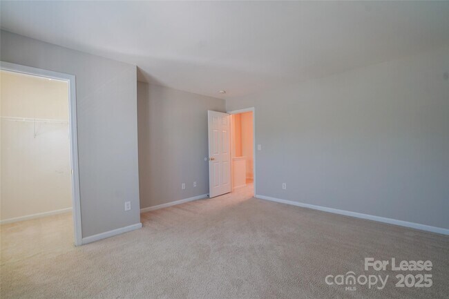 Building Photo - 6021 Queens Walk Ct