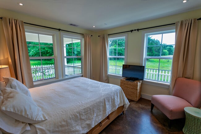 Building Photo - 404 N Meyersville Rd