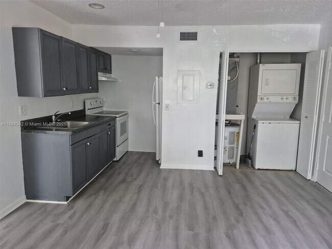 Building Photo - 2022 NW 43 Terrace