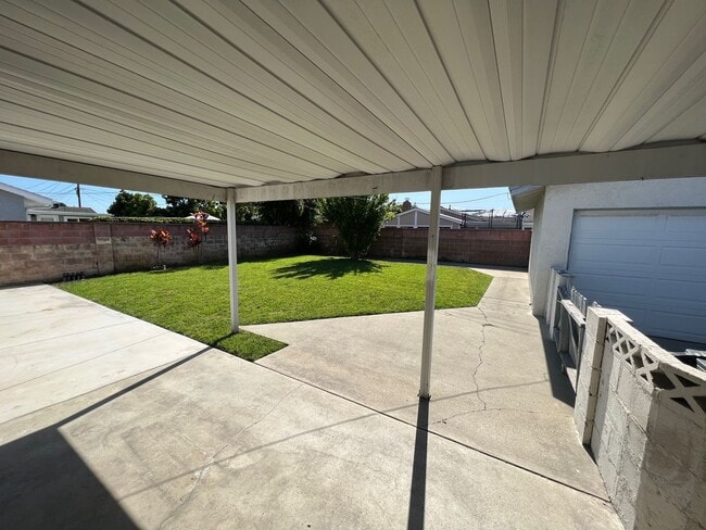 Building Photo - 3 Bed 2 Bath Home!