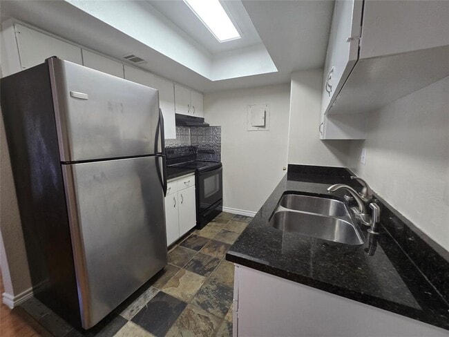 Building Photo - 2600 Penny Ln