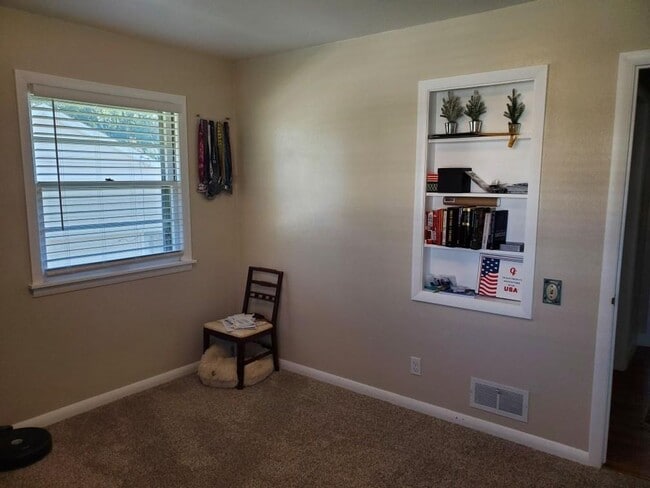 Building Photo - 2 Bedroom Single Family Home, Fall Move In!